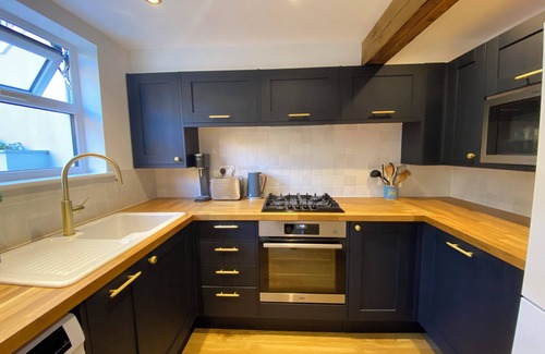 Ferndale Apartment | Beautifully presented large garden flat in Clapham, 5 mins from tube