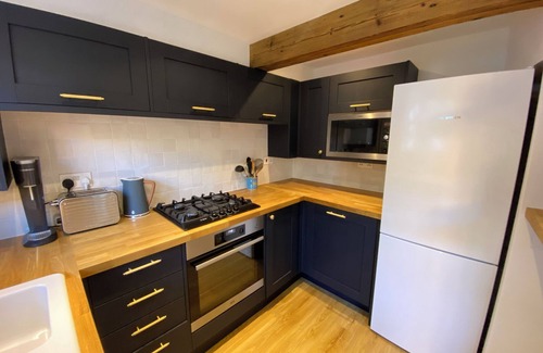 Ferndale Apartment | Beautifully presented large garden flat in Clapham, 5 mins from tube