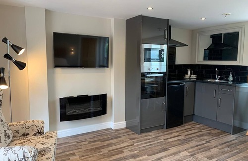 Huxley House | Beautifully presented spacious detached countryside studio and garden