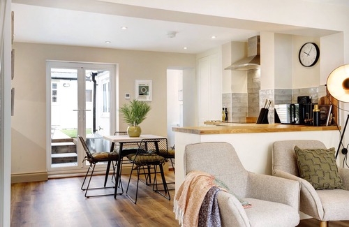Wivenhoe Cottage | Beautifully refurbished cottage in Lower Wivenhoe with games room, pet friendly!