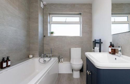 Selsey House | Beautifully Refurbished 4-Bed Beachside Retreat