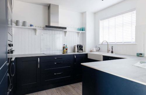 Selsey House | Beautifully Refurbished 4-Bed Beachside Retreat