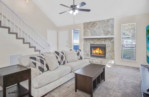 East Arlington House | Beautifully Remodeled Lakefront Townhome
