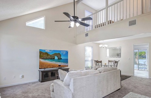 East Arlington House | Beautifully Remodeled Lakefront Townhome
