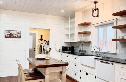 Northwest Los Angeles Heights House | Beautifully Remodeled Home – Perfect Location, Sleeps 8