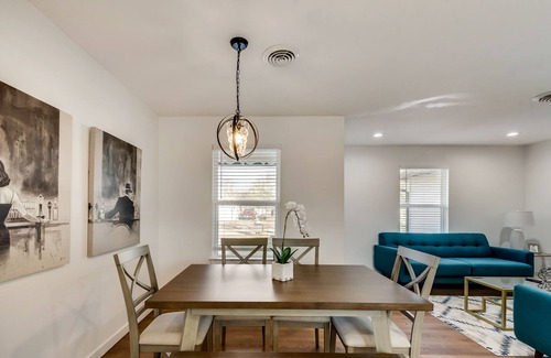 Dallas House | Beautifully Remodeled Home - 10 min. to Downtown!