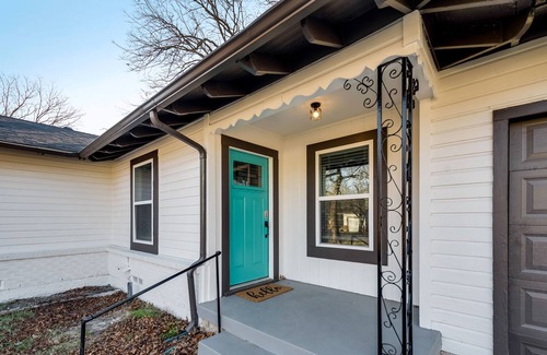 Dallas House | Beautifully Remodeled Home - 10 min. to Downtown!
