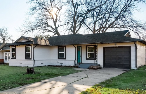 Dallas House | Beautifully Remodeled Home - 10 min. to Downtown!