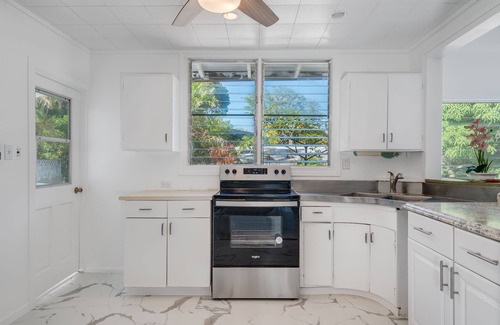 Lanikai House | Beautifully remodeled Lanikai house,spacious inside alot of green space outside