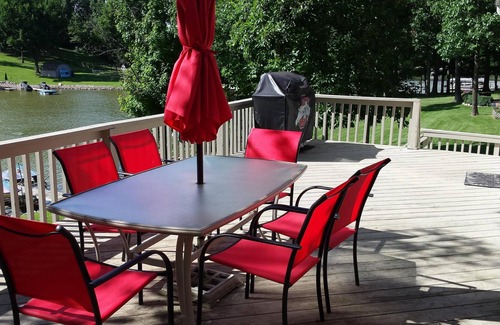 Frontier House | Beautifully Remodeled Lake Front House W/ Beach, Paddle Boat & Kayak. Sleeps 18+
