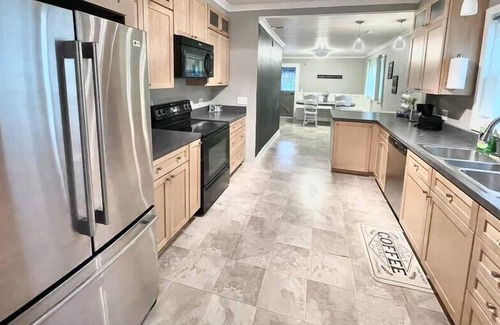 Greenwood House | Beautifully Remodeled 3bd/2ba, 15 min to Downtown!