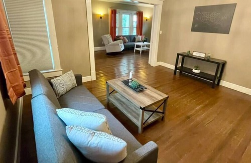 Greenwood House | Beautifully Remodeled 3bd/2ba, 15 min to Downtown!