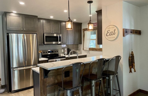 Sunriver House | Beautifully Remodeled, Steps to Fort Rock Park, A/C, SHARC Passes, Hot Tub.