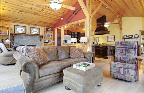 Timberline House | Beautifully renovated has everything you need to stay on the Sunnyside!