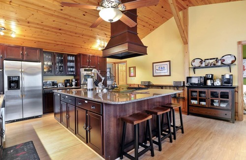 Timberline House | Beautifully renovated has everything you need to stay on the Sunnyside!