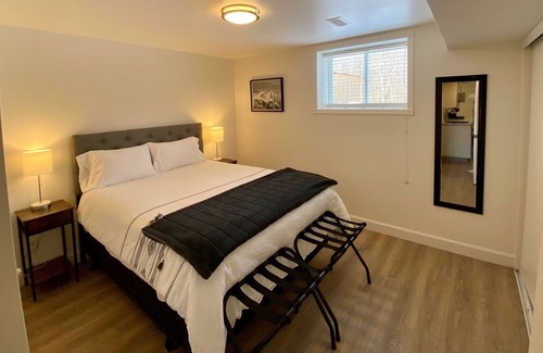 Collingwood House | Beautifully renovated Suite in Collingwood!
