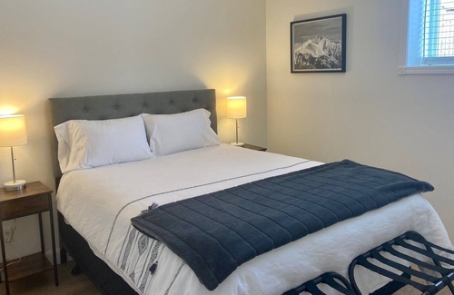 Collingwood House | Beautifully renovated Suite in Collingwood!