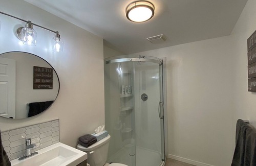 Collingwood House | Beautifully renovated Suite in Collingwood!