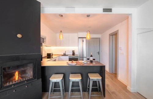 Pradollano Ski Chalet | Beautifully Renovated 4 Bedroom Apt + Kid's Room