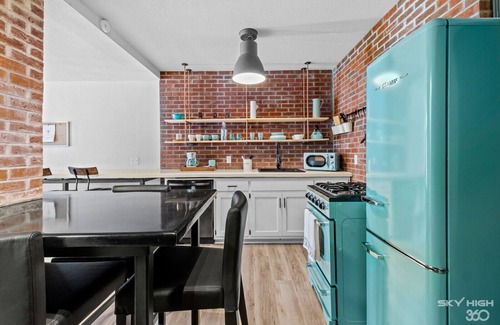Tontitown House | Beautifully renovated 1800 SF home where modern amenities meet classic style .