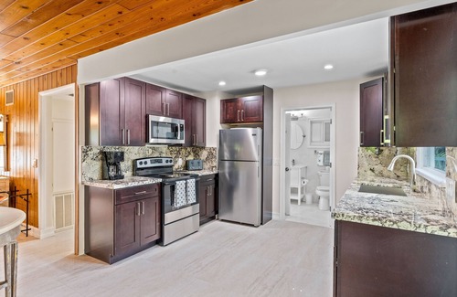 South Beach Hotel | Beautifully Renovated 5 bedroom Vero Beach Beach House with Pool Pet Friendly