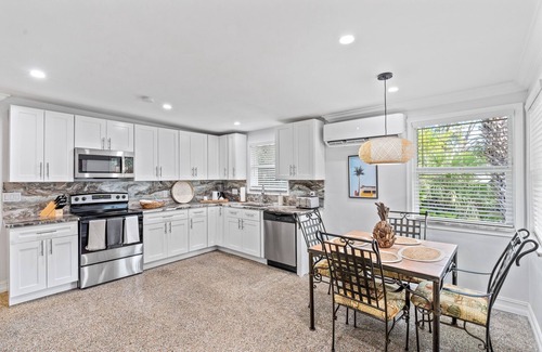 South Beach Hotel | Beautifully Renovated 5 bedroom Vero Beach Beach House with Pool Pet Friendly