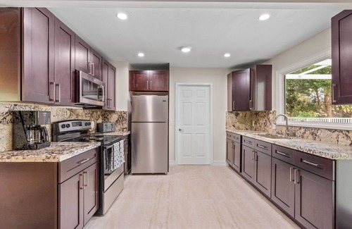 South Beach Hotel | Beautifully Renovated 5 bedroom Vero Beach Beach House with Pool Pet Friendly