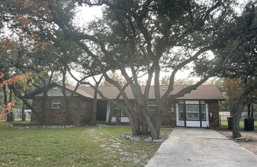 Leander House | Beautifully renovated home on quiet tree-lined street. Close to major amenities!