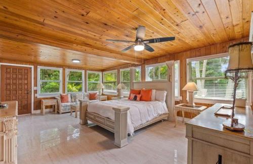 South Beach House | Beautifully Renovated 5 bedroom Vero Beach home