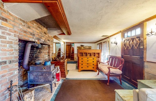 Calais House | Beautifully Restored Colonial Home on First Settler’s Site - Dog-Friendly