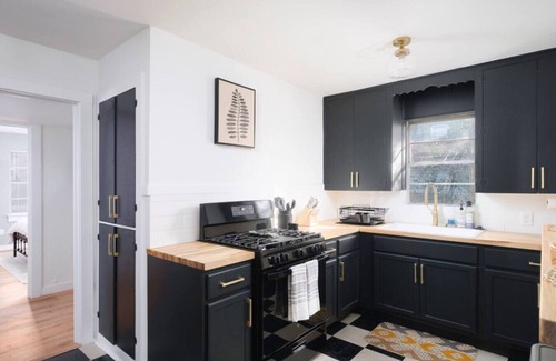 Duckpond House | *Beautifully Updated Downtown 2 BR* Sleeps 6