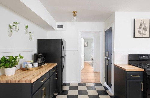 Duckpond House | *Beautifully Updated Downtown 2 BR* Sleeps 6