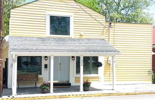 Perryville Cottage | Beautifully updated riverside 1840 cottage on the bourbon trail near Danville