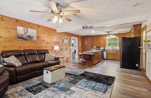 Sevierville Cottage | Beautifully Updated*Easy Roads*Great Car Show Property