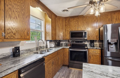 Sevierville Cottage | Beautifully Updated*Easy Roads*Great Car Show Property