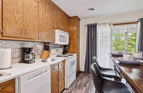 Sevierville Cottage | Beautifully Updated*Easy Roads*Great Car Show Property