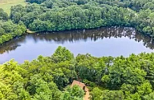 Carver Cabin | Beautifully wooded cabin on a pond- close to the city, even closer to the beach!