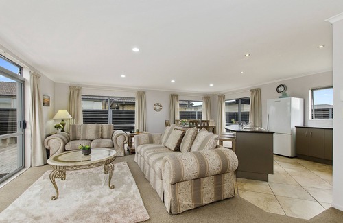 Ruakaka Cottage | Beauty on Bream Bay - Ruakaka Holiday Home