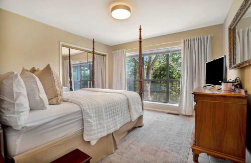 Lowell House | Beaver Lake Oasis - Backyard Lake Access - 6 beds