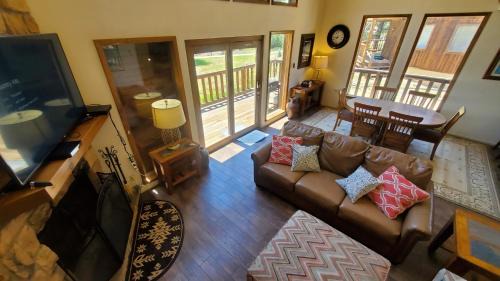 Red River House | Beaver Lodge on the River - On the River - Near Copper Chair Lift - WiFi - Cable - Walk to Main Street - Grill - Wood Burning Fi