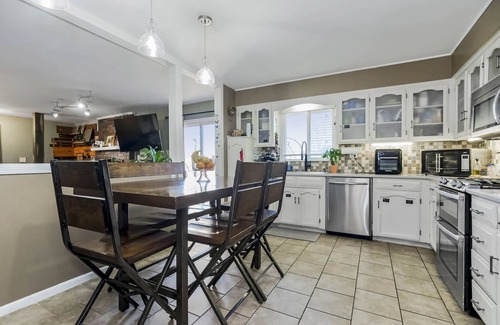 Gladstone House | Becky & Marvels 420 Stay (Private Room)