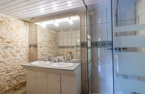 Auriac-du-Perigord Bed & Breakfast | Bed and Breakfast 'Chambre Bleuet' with Shared Terrace and Shared Garden