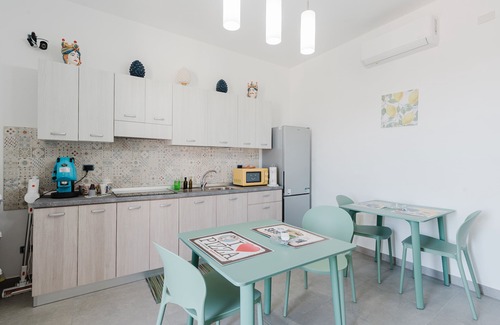 Castelvetrano Apartment | Bed and Breakfast Champagneria "Room 2" with Shared Terrace, Wi-Fi and Air Conditioning