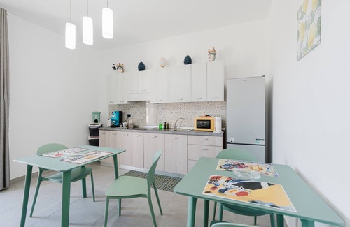 Castelvetrano Apartment | Bed and Breakfast Champagneria 'Room 1' with Shared Terrace, Wi-Fi and Air Conditioning