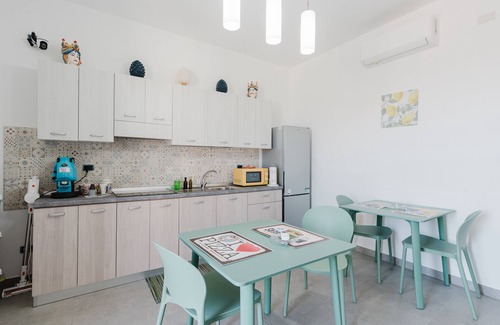 Castelvetrano Apartment | Bed and Breakfast Champagneria 'Room 1' with Shared Terrace, Wi-Fi and Air Conditioning
