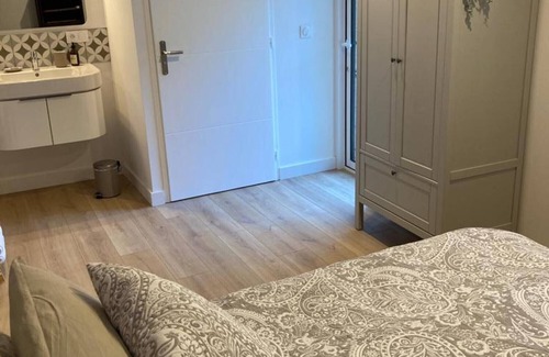 Puget Bed & Breakfast | Bed and Breakfast 'Lavande' with Shared Pool, Wi-Fi and Air Conditioning