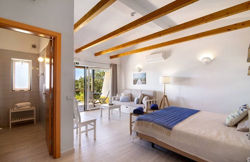 Portimao Bed & Breakfast | Bed and Breakfast 'Quarto Jasmim Azul' with Shared Pool, Wi-Fi and Air Conditioning