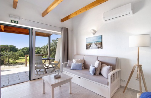 Portimao Bed & Breakfast | Bed and Breakfast 'Quarto Jasmim Azul' with Shared Pool, Wi-Fi and Air Conditioning