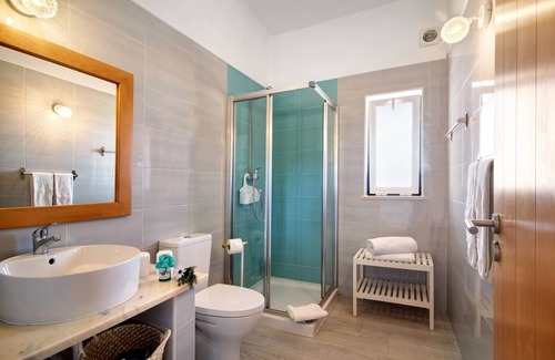 Portimao Bed & Breakfast | Bed and Breakfast 'Quarto Jasmim Azul' with Shared Pool, Wi-Fi and Air Conditioning