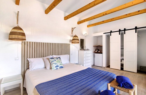 Portimao Bed & Breakfast | Bed and Breakfast 'Quarto Jasmim Azul' with Shared Pool, Wi-Fi and Air Conditioning